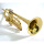 演奏段の金色のトランペット2つのラッパ1つの弱音器